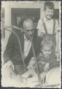1955. Stanisław Ruebenbauer (z lewej) z Jackiem Ruebenbauerem w wózku i Wojciechem Ruebenbauerem.