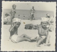 1955. Gdańsk. Barbara i Ewa Gutowskie na plaży w Gdańsku.