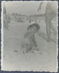 1955. Gdańsk. Ewa Gutowska na plaży.