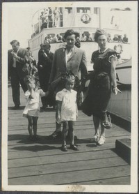 1955. Gdańsk. Rodzina Gutowskich w Gdańsku. Od lewej: Ewa, Barbara, Roman i Maria Gutowscy.