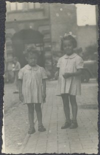 1955. Gdańsk. Ewa i Barbara Gutowskie.