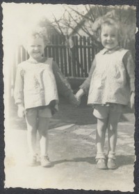 1955. Lubaczów. Ewa i Barbara Gutowskie.