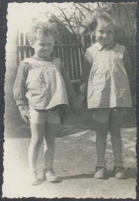1955. Lubaczów. Ewa i Barbara Gutowskie.