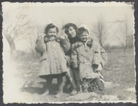 1955. Lubaczów. Maria Gutowska z córkami: Ewą i Barbarą. Fot.2 - z prawej strony] 
