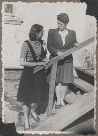 1948. Lubaczów. Maria Gutowska (z lewej) i Emilia Rudeńska na schodach.