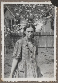 1948. Lubaczów. Maria Gutowska na tle domu.