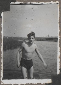 1948. Lubaczów. Roman Gutowski nad wodą.