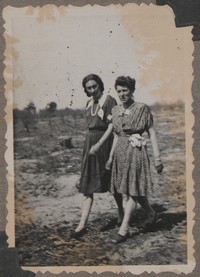 1948. Lubaczów. Maria Gutowska (z lewej) i Emilia Rudeńska.