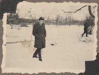Lata 50.20 w. Lubaczów. Roman Gutowski podczas zimowego spaceru.