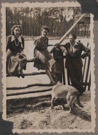 Lata 50. XX w. Lubaczów. Maria Gutowska (z lewej), Emilia Rudeńska i Jan Rudeński.