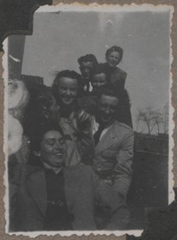 Lata 50. XX w. Lubaczów. Roman Gutowski (na samej górze po lewej) z grupą osób.