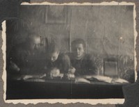 Lata 50. XX w. Lubaczów. Trzech mężczyzn przy stole. Pierwszy z prawej Roman Gutowski.