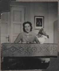 1948. Lubaczów. Maria Gutowska przy stole.