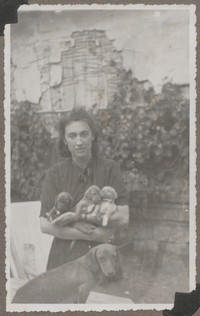 1948. Lubaczów. Maria Gutowska z psem.