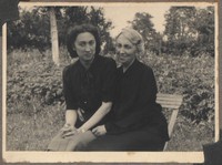 Lata 40. XX w. Lubaczów. Maria Ruebenbauer (z prawej) i Maria Kruszyńska.