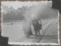 Lata 40. XX w. Lubaczów. Maria Ruebenbauer (pierwsza z lewej) z grupą osób.