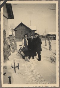 1948. Lubaczów. Maria Gutowska (z lewej) z rodzicami: Józefą i Władysławem Ruebenbauerem.