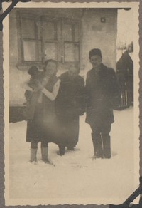 1948. Lubaczów. Maria Gutowska (z lewej) z rodzicami: Józefą i Władysławem Ruebenbauer przed domem.
