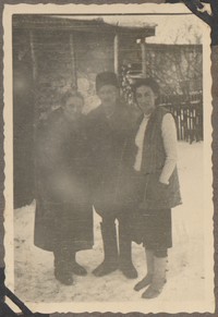 1948. Lubaczów. Maria Gutowska (z prawej) z rodzicami: Józefą i Władysławem Ruebenbauer.