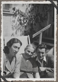1948. Lubaczów. Maria i Roman Gutowscy z Józefą Ruebenbauer (w środku).