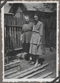 Lata 50. XX w. Lubaczów. Józefa Ruebenbauer (z lewej) z córką Marią Gutowską.