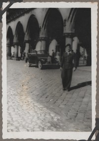 1948. Kraków. Roman Gutowski na tle podcieni w Krakowie.