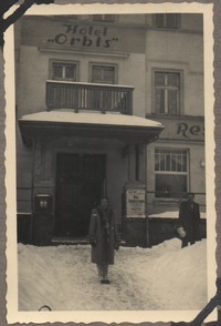 1948. Zakopane. Maria Gutowska przed hotelem „Orbis” w Zakopanem.