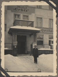 1948. Zakopane. Roman Gutowski przed hotelem 