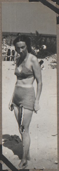 1948. Gdańsk. Maria Gutowska na plaży w Gdańsku.
