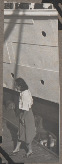 1948. Gdańsk. Maria Gutowska na tle statku w Gdańsku. 