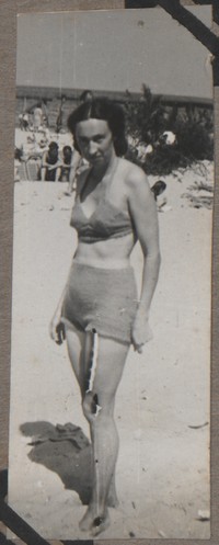 1948. Gdańsk. Maria Gutowska na plaży w Gdańsku.