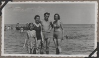 1948. Sopot. Maria Gutowska z mężem Romanem na wakacjach nad morzem.