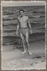 1948. Sopot. Roman Gutowski nad morzem.
