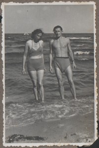 1948. Sopot. Maria i Roman Gutowscy nad morzem.