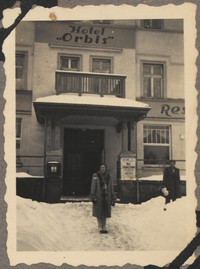 1948. Zakopane. Maria Gutowska przed hotelem 