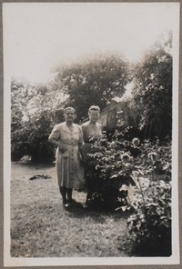 1949. Lubaczów. Fotografia dwóch kobiet w ogrodzie.