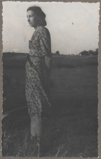 1949. Lubaczów. Maria Gutowska na łąkach w Lubaczowie.