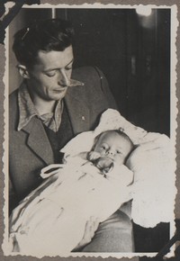 1949. Lubaczów. Roman Gutowski z córką Barbarą.