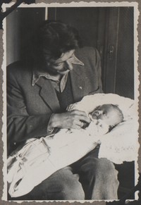 1949. Lubaczów. Roman Gutowski z córką Barbarą.