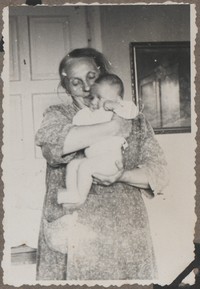 1950. Kobieta z dzieckiem na ręku.