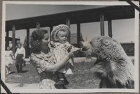 1950. Fotografia kobiety z dzieckiem.