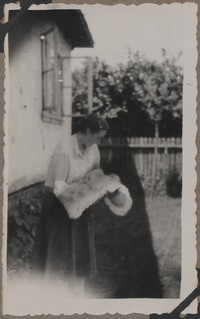 1949. Lubaczów. Maria Gutowska z córeczką Barbarą.
