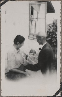 1949. Lubaczów. Maria Gutowska z ojcem Władysławem Ruebenbauerem i córeczką Barbarą