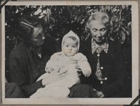 1949. Lubaczów. Maria Gutowska z córeczką Barbarą, obok Maria Kruszyńska.