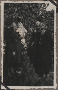 1949. Lubaczów. Od lewej: Maria Gutowska, Józefa Ruebenbauer trzymająca na ręku wnuczkę Barbarę Gutowską, obok Eugenia Kruszyńska i Maria Kruszyńska.