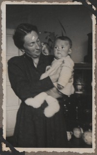 1949. Lubaczów. Maria Gutowska z córeczką Barbarą.