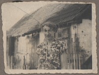 1949. Lubaczów. Maria Gutowska przed domem.