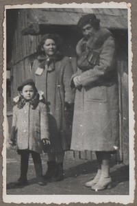 1955. Lubaczów. Barbara Gutowska (z lewej), Alicja Mastalerczyk (w środku) i Maria Gutowska.