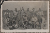 1950. Grupa leśników podczas praktyk studenckich. Pierwszy z lewej na dole Roman Gutowski.