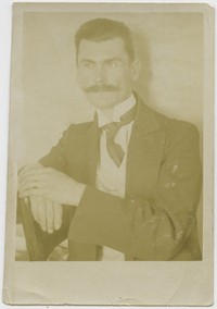 Lata 30. XX w. Portret mężczyzny.